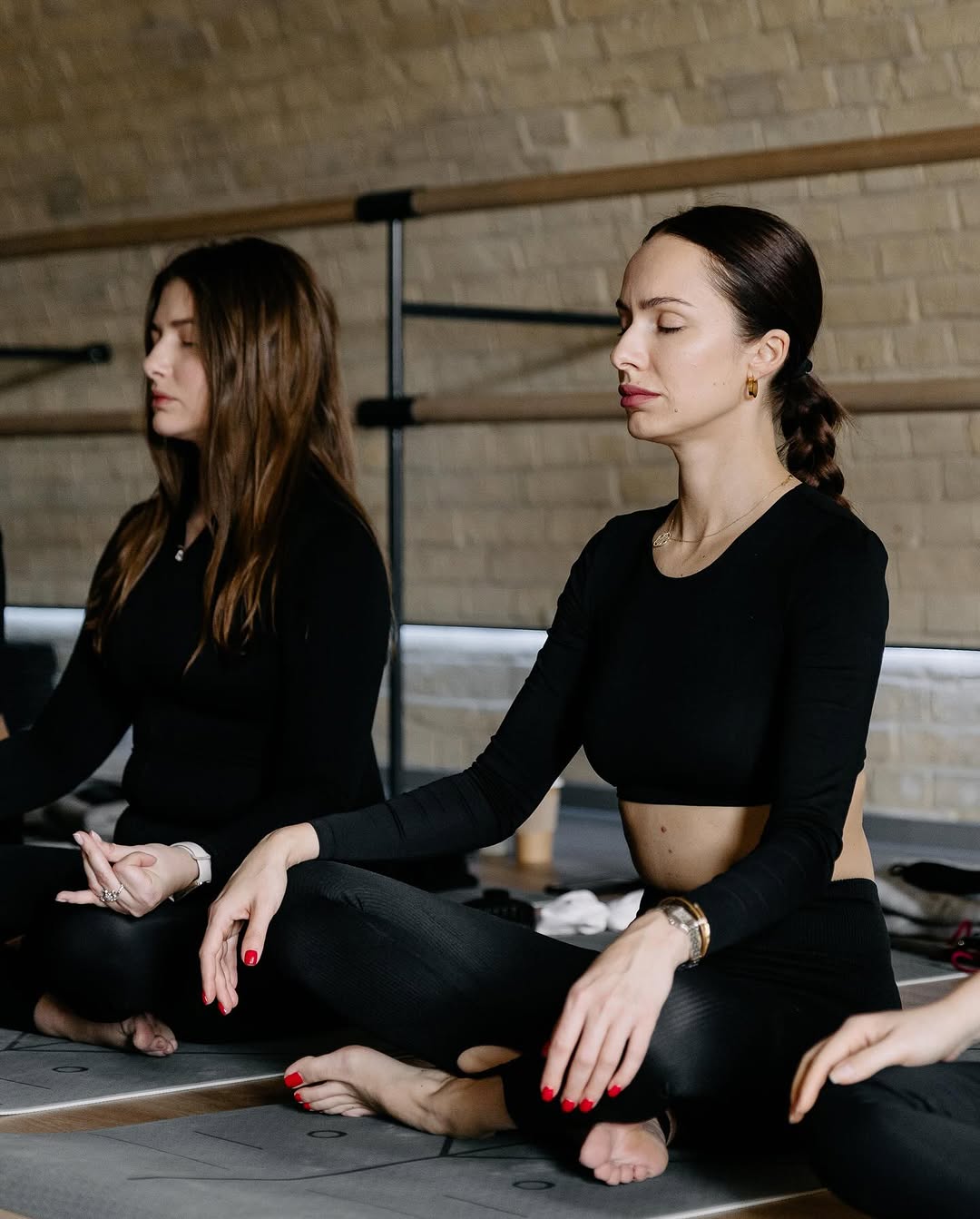 Этот цвет маникюра всегда выглядит дорого: жена Усика и бывшая Остапчука задают тренды