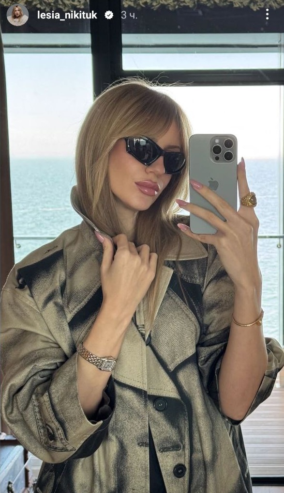 Леся Никитюк показала, какой плащ считают главным трендом весны 2025 года