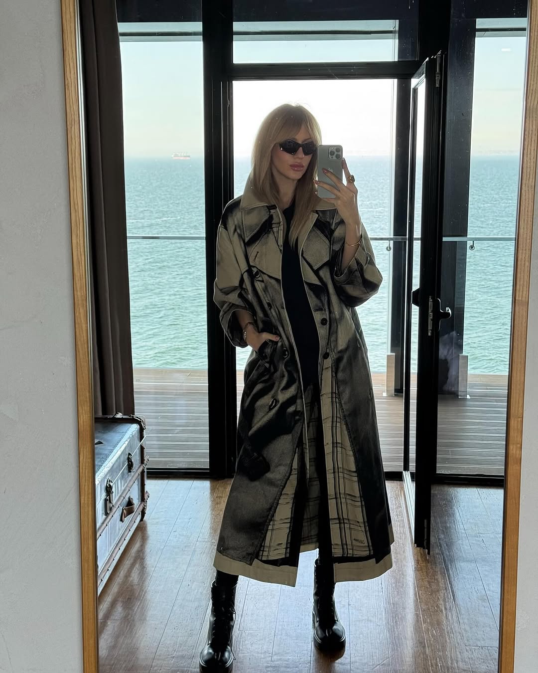 Леся Никитюк показала, какой плащ считают главным трендом весны 2025 года