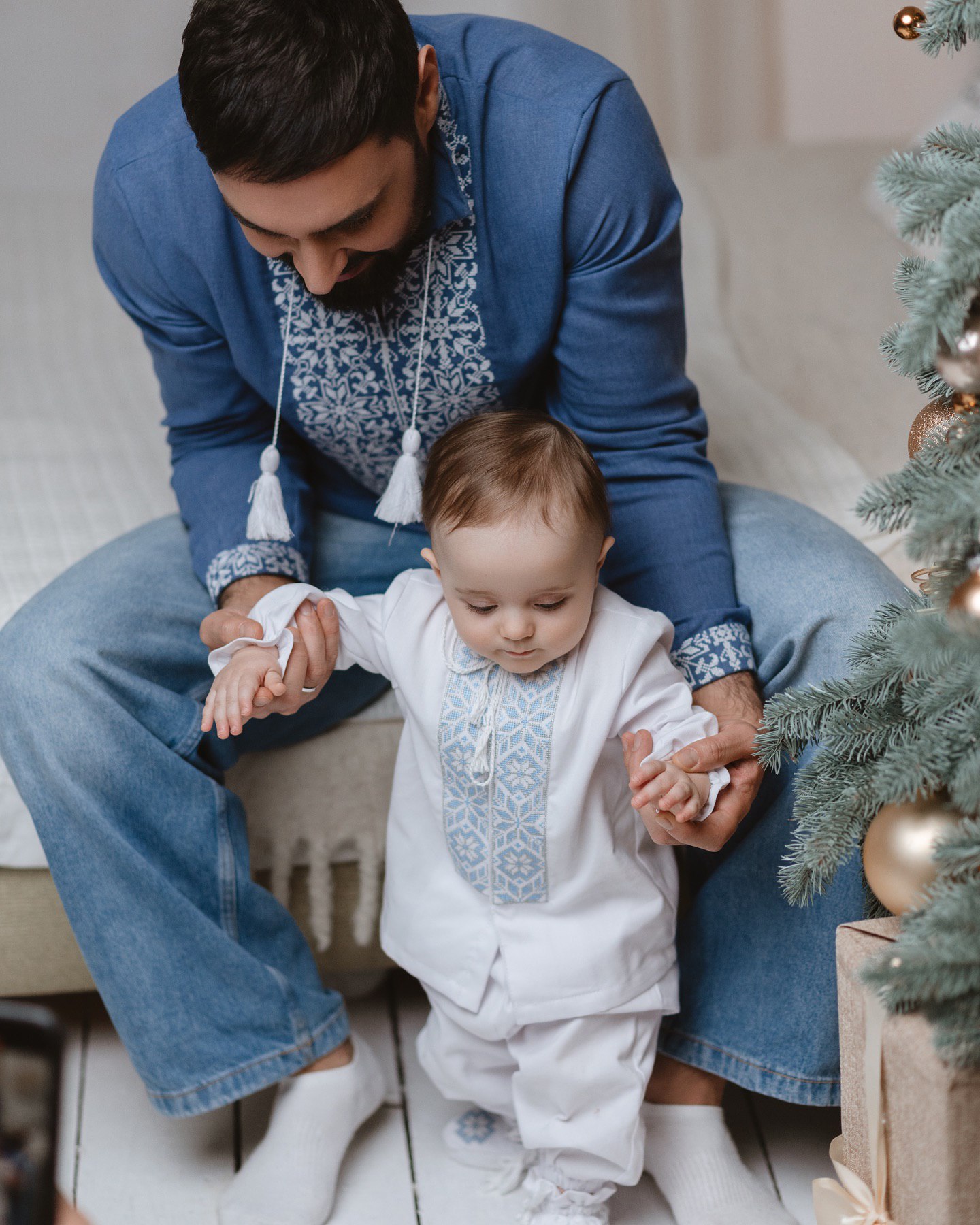 Рождественская сказка: Козловский очаровал атмосферным видео с сынишкой Оскаром и женой