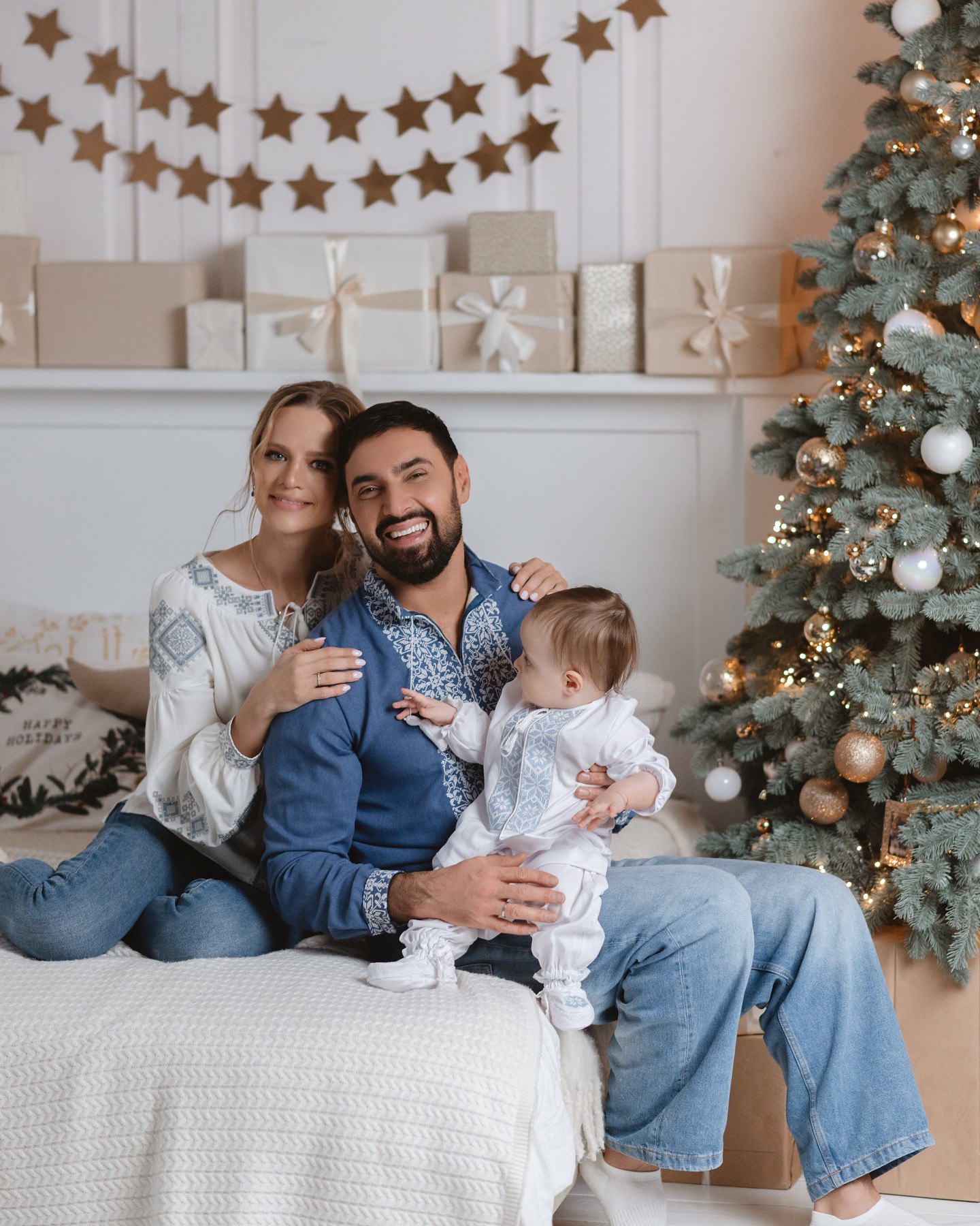 Рождественская сказка: Козловский очаровал атмосферным видео с сынишкой Оскаром и женой