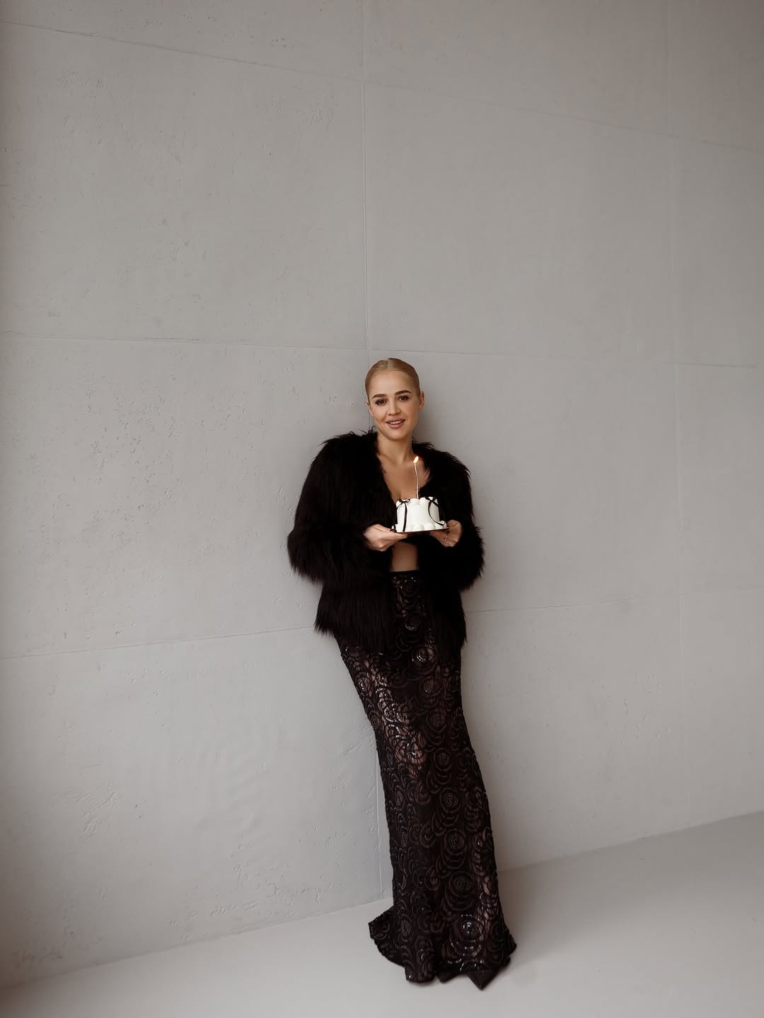 Беременная Инна Белень показала эффектный "лук": прозрачная юбка и шуба из экомеха