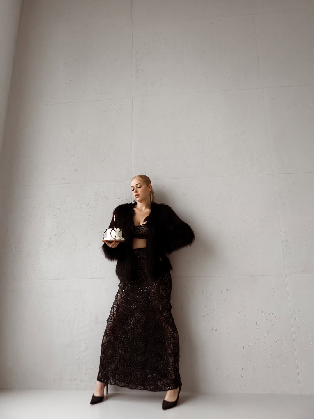 Беременная Инна Белень показала эффектный "лук": прозрачная юбка и шуба из экомеха