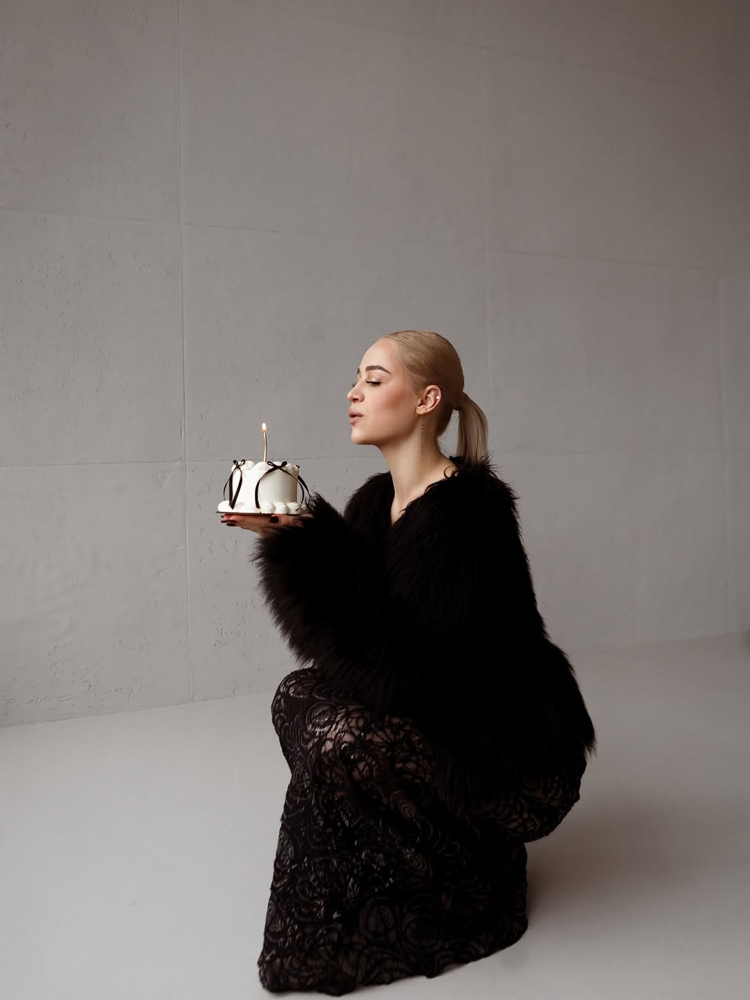 Беременная Инна Белень показала эффектный "лук": прозрачная юбка и шуба из экомеха