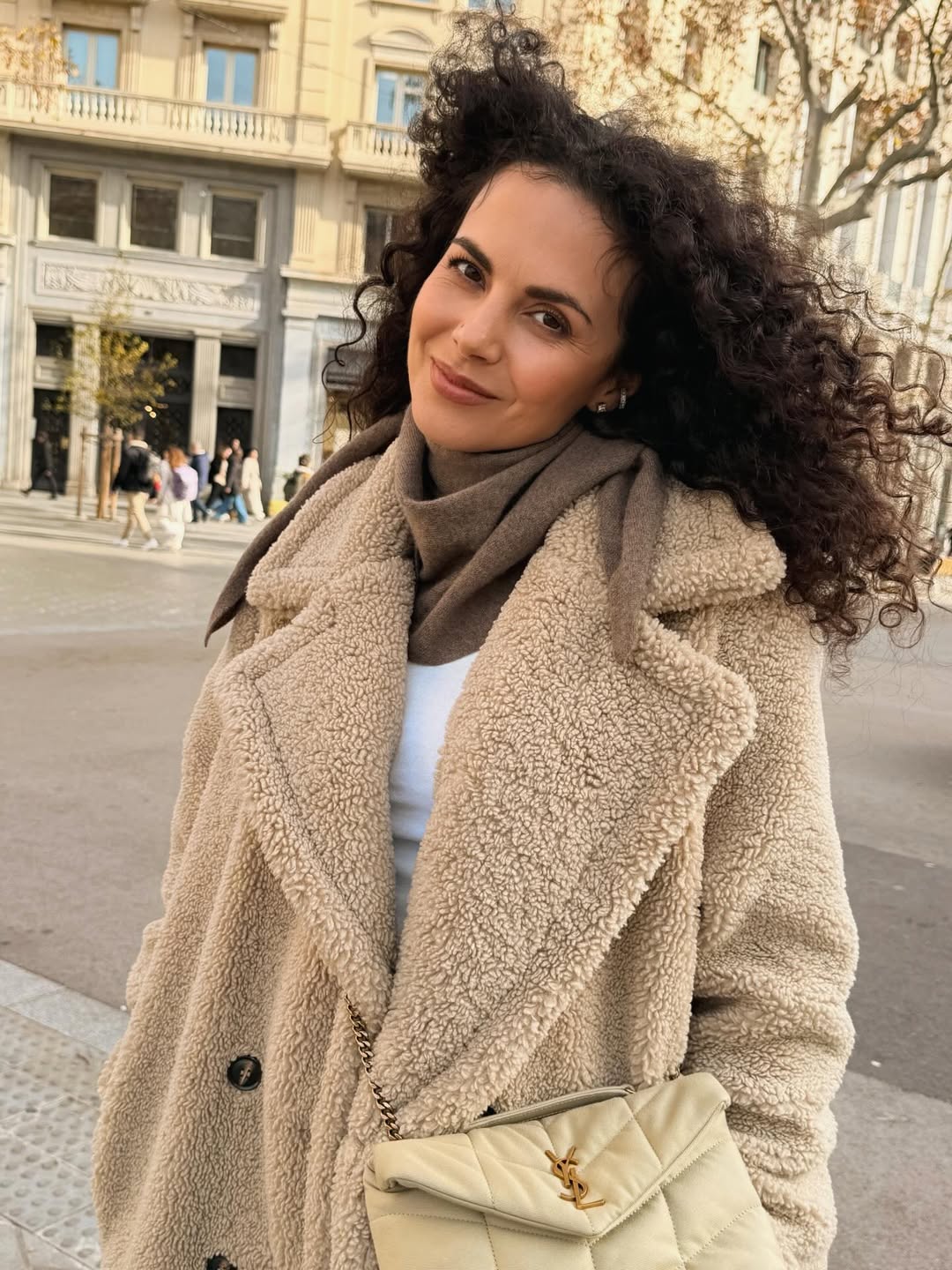 Як носити шубу "тедді" взимку: стильний міський образ Насті Каменських