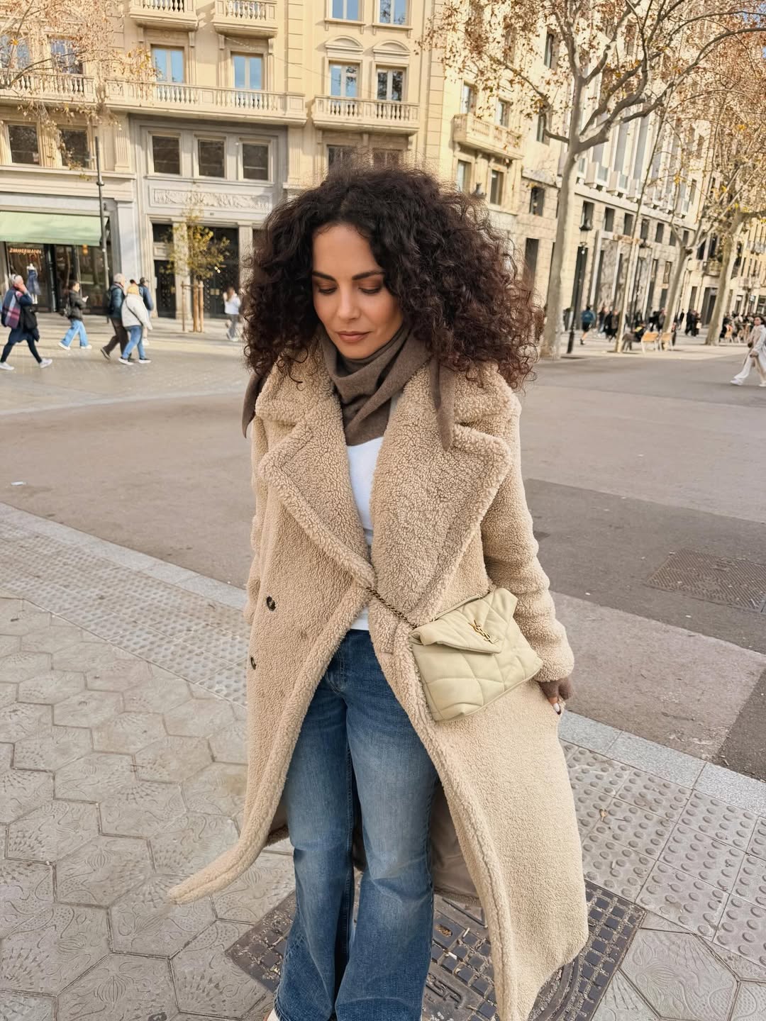 Як носити шубу "тедді" взимку: стильний міський образ Насті Каменських