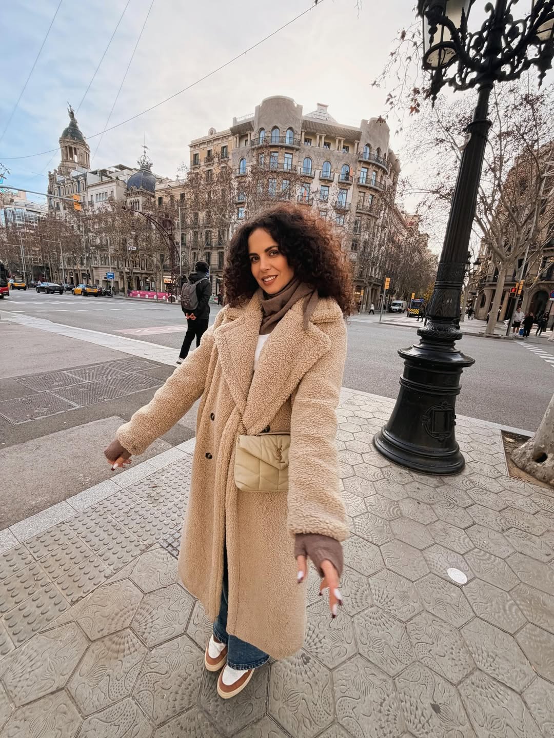 Як носити шубу "тедді" взимку: стильний міський образ Насті Каменських