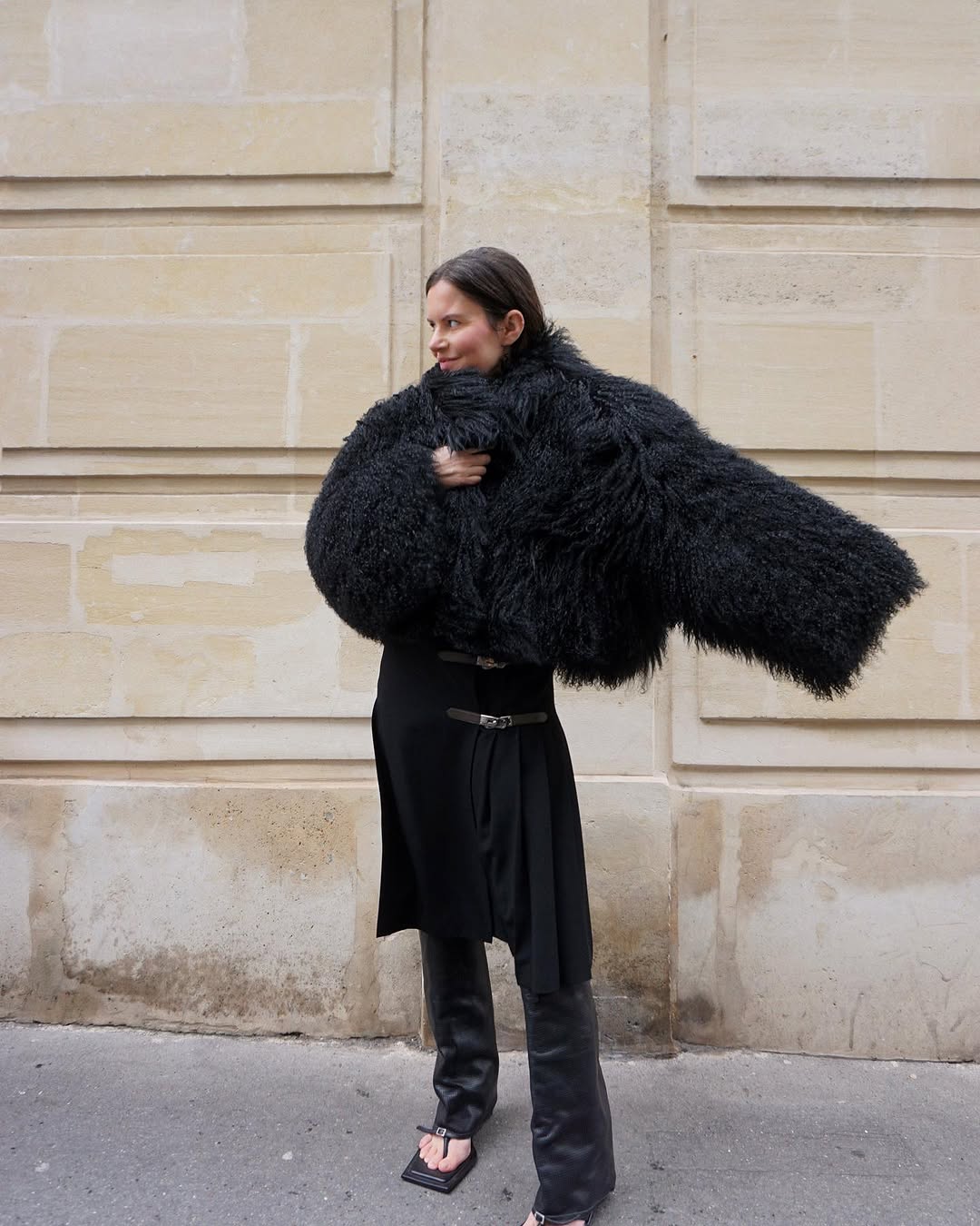 Как носить прозрачную юбку поверх штанов: интересная идея стилизации на весну 2025