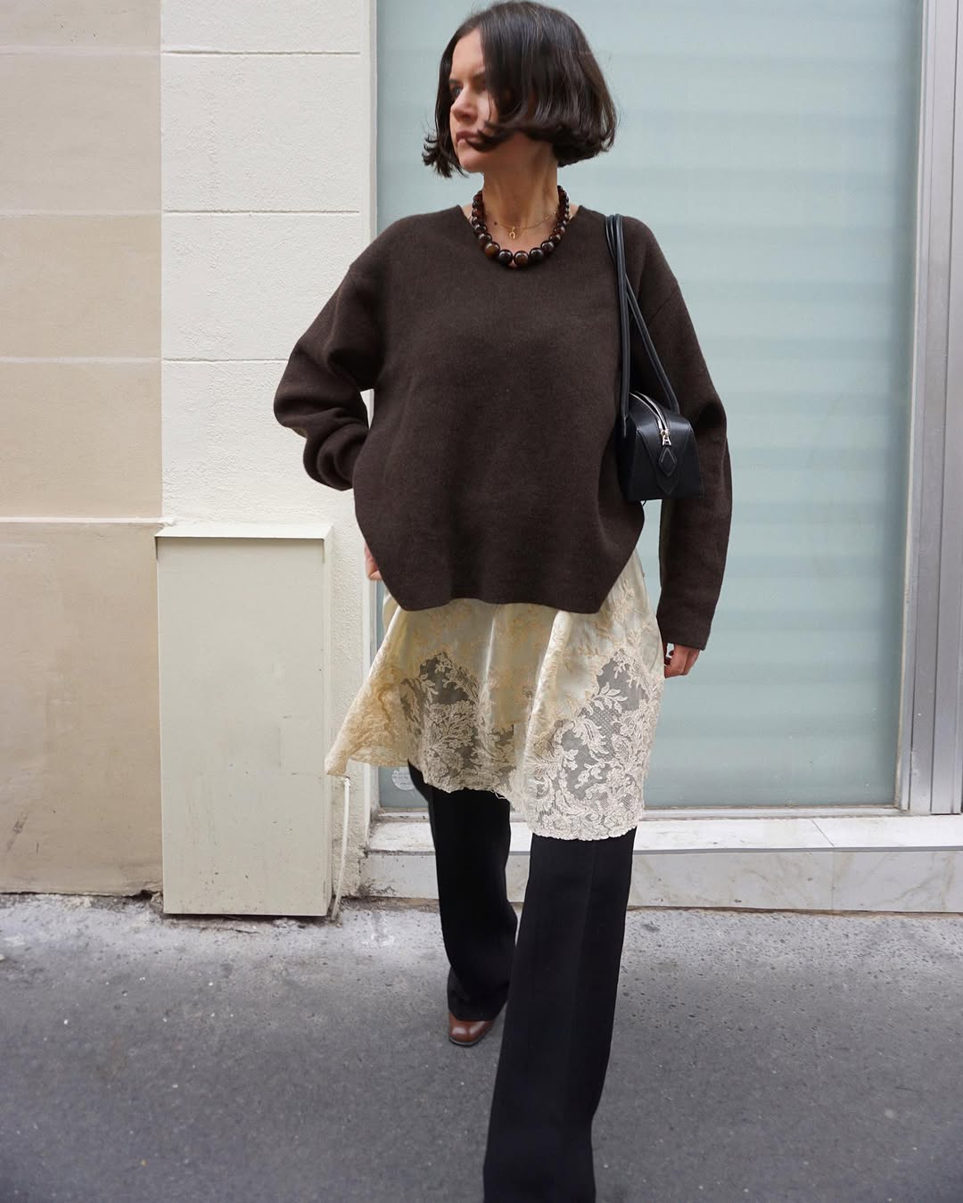 Как носить прозрачную юбку поверх штанов: интересная идея стилизации на весну 2025