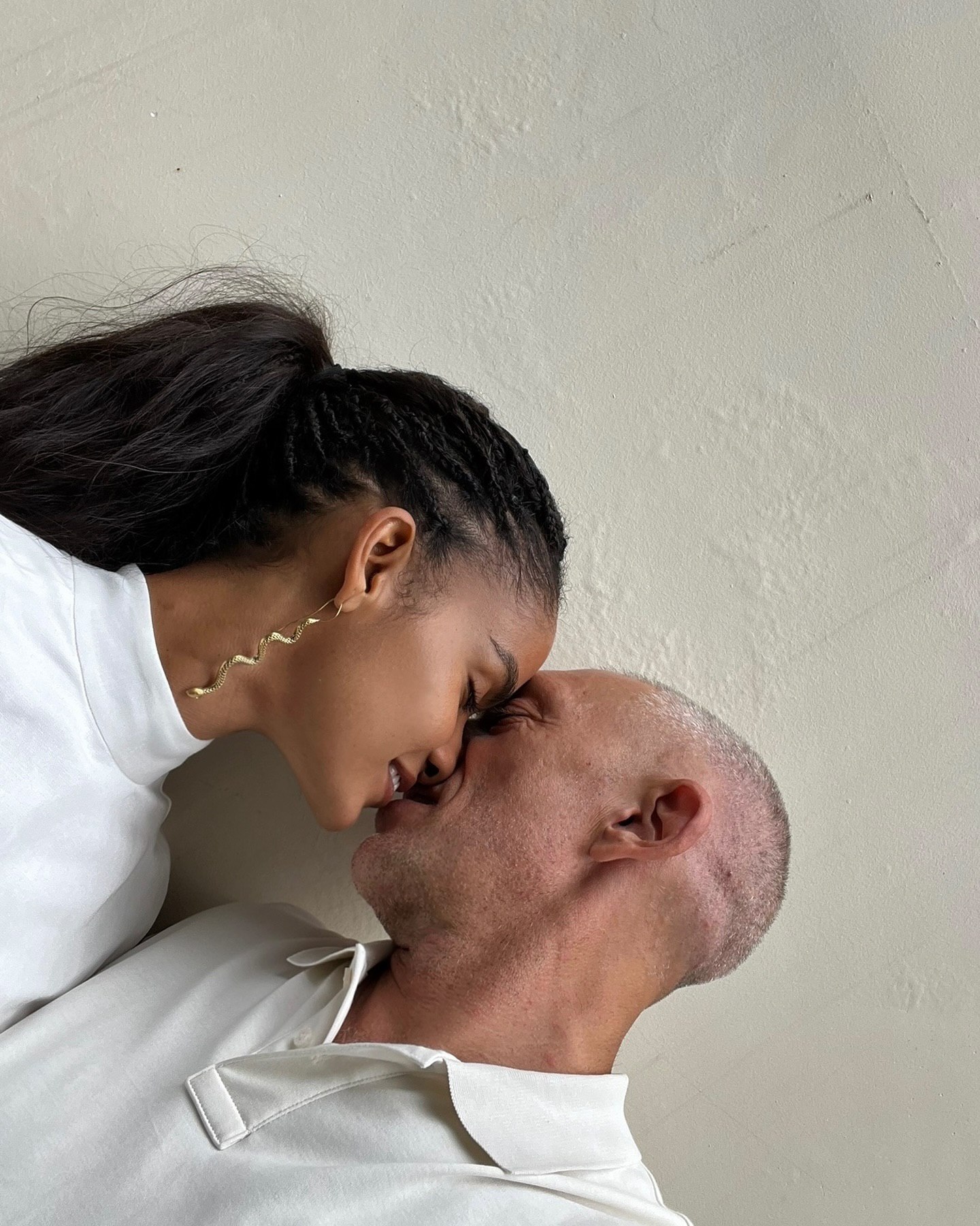 57-летний Венсан Кассель снова станет отцом: фото беременной возлюбленной актера