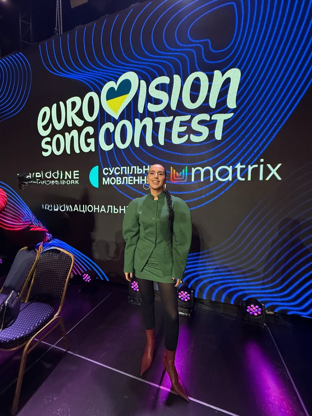 Гостроносі ботильйони та об’ємні плечі: модний вихід Джамали в стилі 80-х