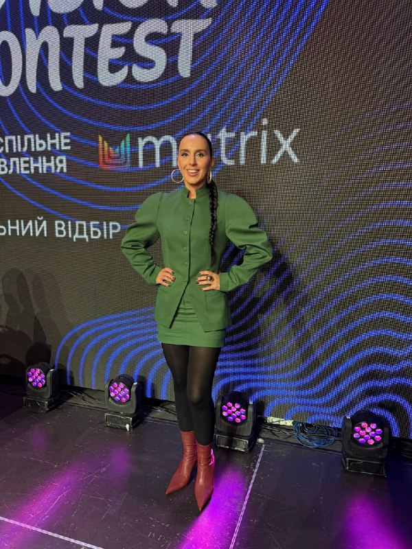 Гостроносі ботильйони та об’ємні плечі: модний вихід Джамали в стилі 80-х