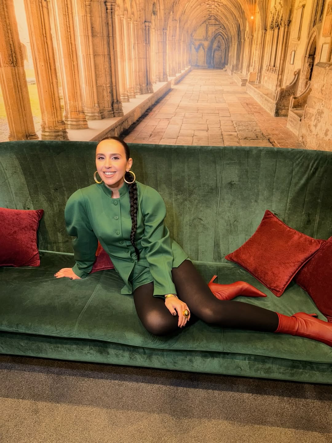 Гостроносі ботильйони та об’ємні плечі: модний вихід Джамали в стилі 80-х