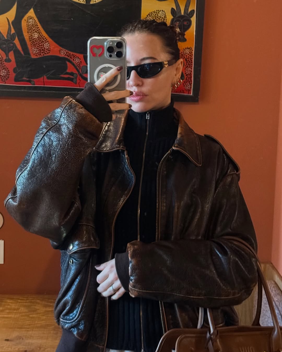 Шкіряні куртки - тренд весни 2025: які фасони та кольори вибирають Надя Дорофєєва і дружина Решетніка