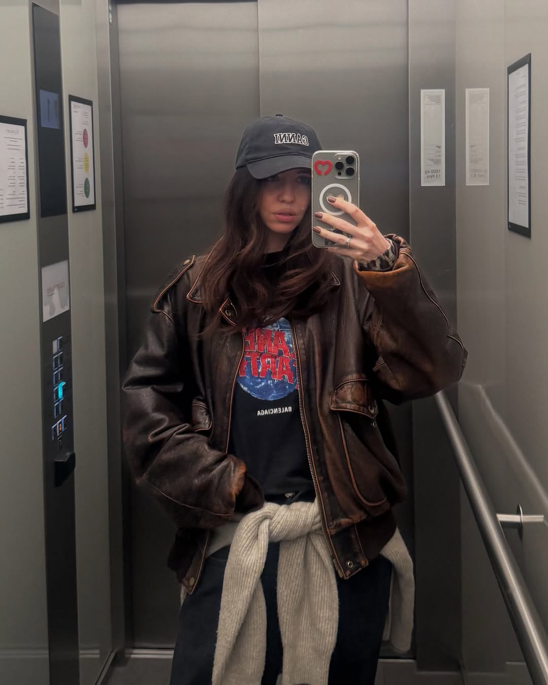 Шкіряні куртки - тренд весни 2025: які фасони та кольори вибирають Надя Дорофєєва і дружина Решетніка