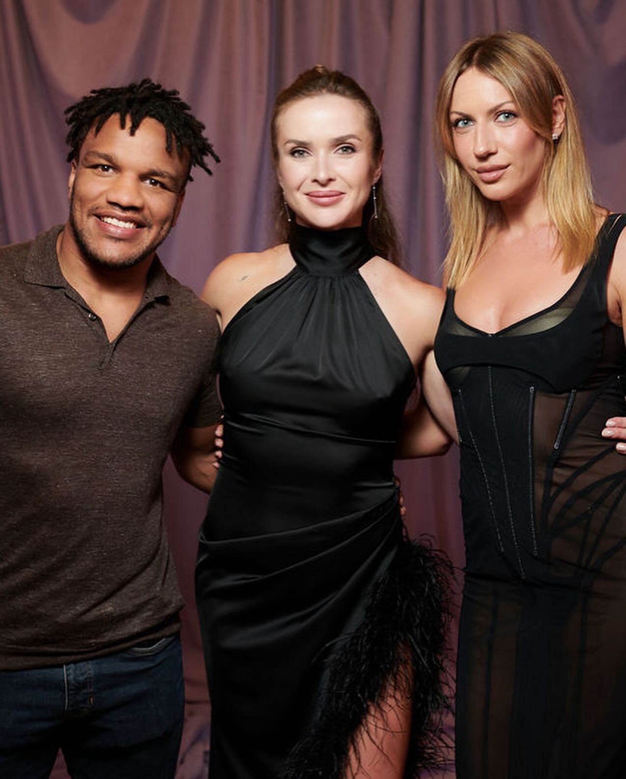 &quot;Мой особенный день&quot;: Свитолина отпраздновала юбилей в эффектном платье с разрезом и боа