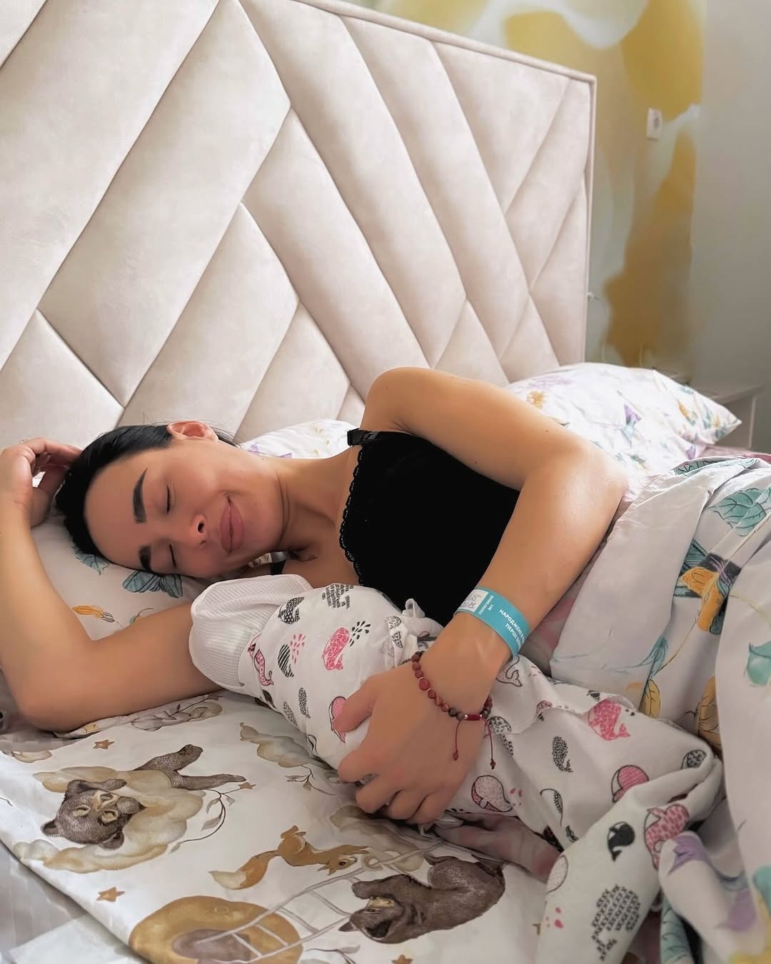 Звезда "Голосу країни" стала мамой и показала первое фото с новорожденной дочкой