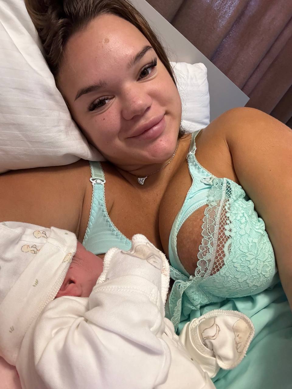&quot;Наш цветочек&quot;: блогерша Верба опубликовала первые фото новорожденной дочери