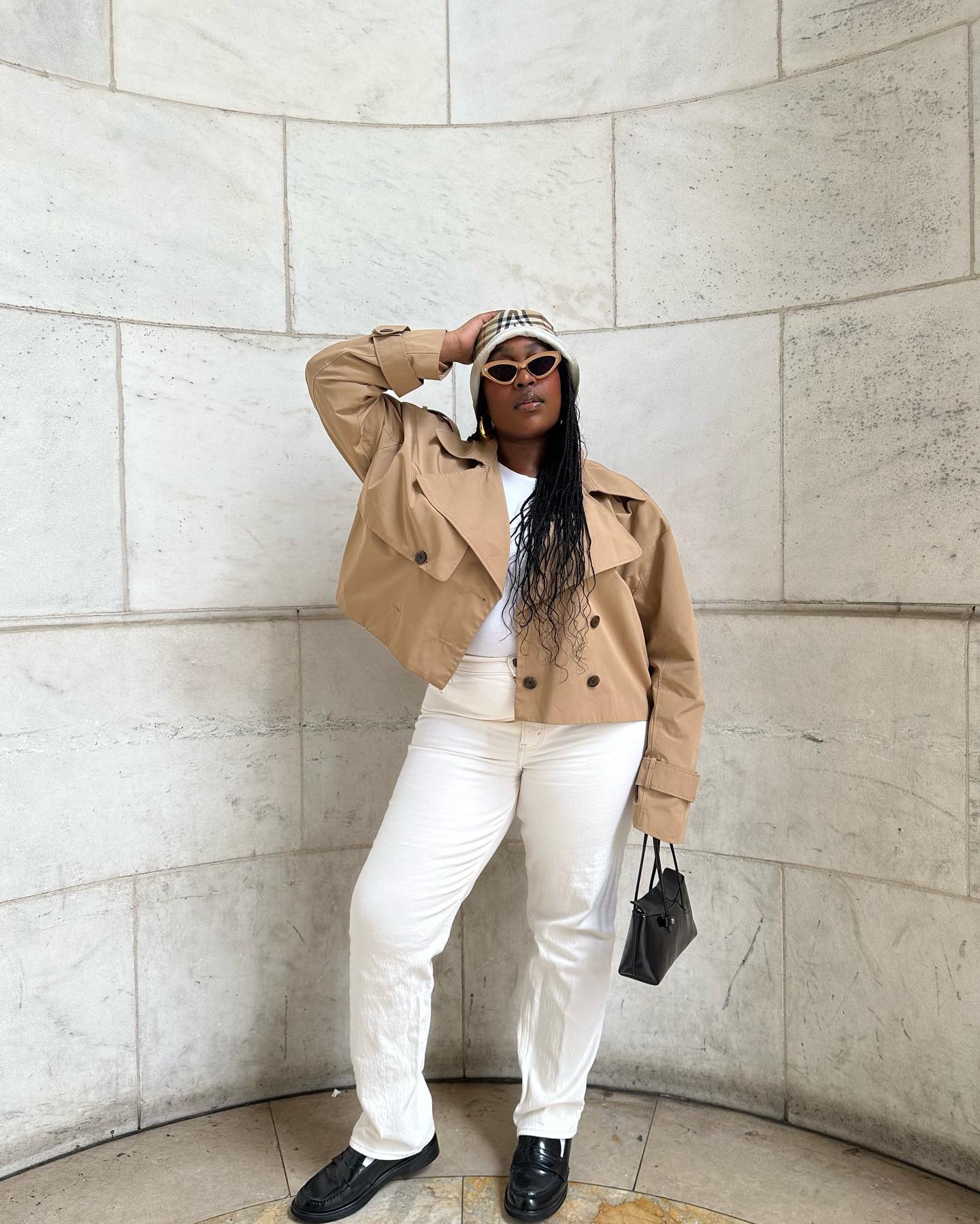 Що носити восени: модні образи з укороченим тренчем та шкіряною курткою