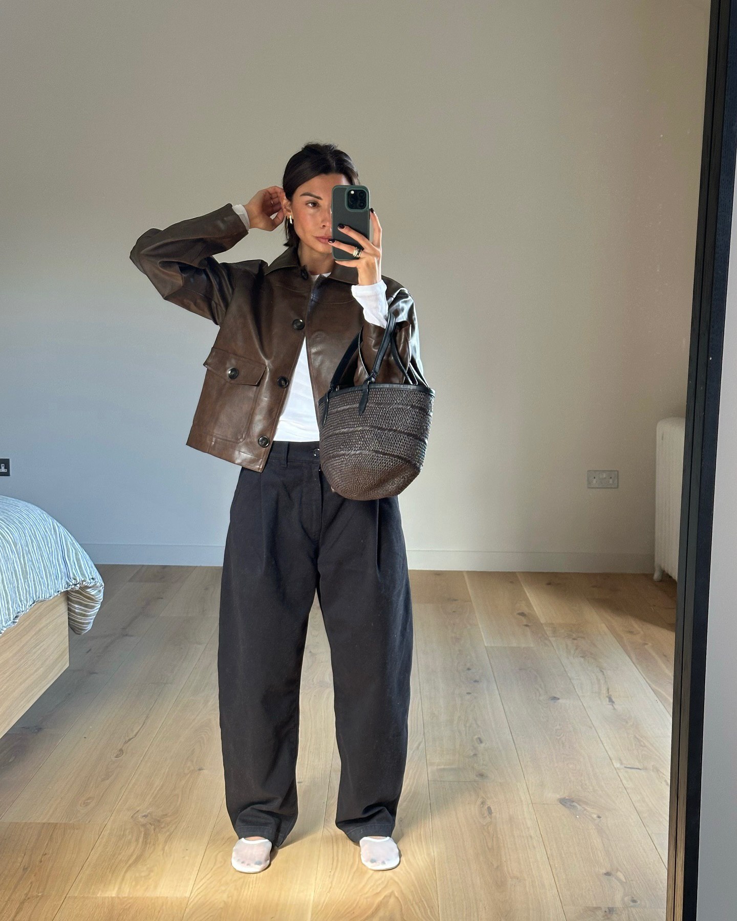 Що носити восени: модні образи з укороченим тренчем та шкіряною курткою