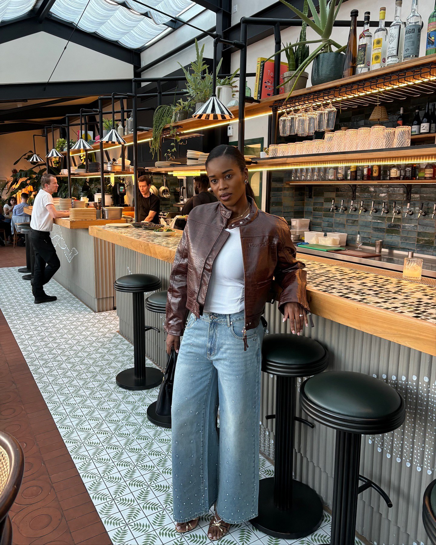 Що носити восени: модні образи з укороченим тренчем та шкіряною курткою