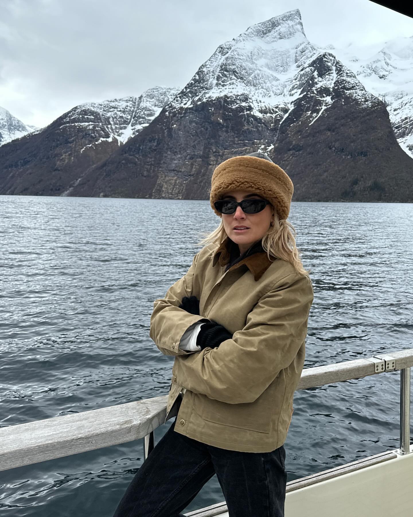 Що носити восени: модні образи з укороченим тренчем та шкіряною курткою