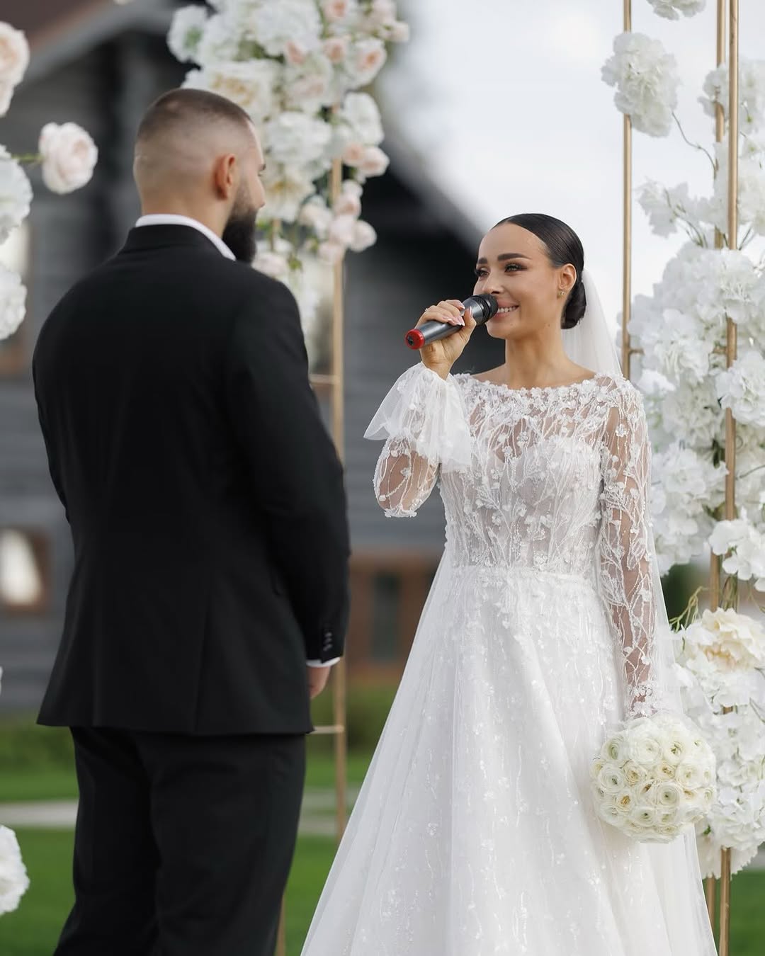 Звезда "Голосу країни" стала мамой и показала первое фото с новорожденной дочкой