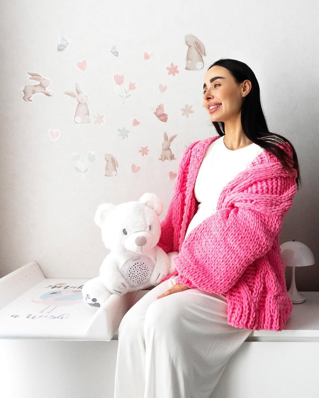 Звезда "Голосу країни" стала мамой и показала первое фото с новорожденной дочкой