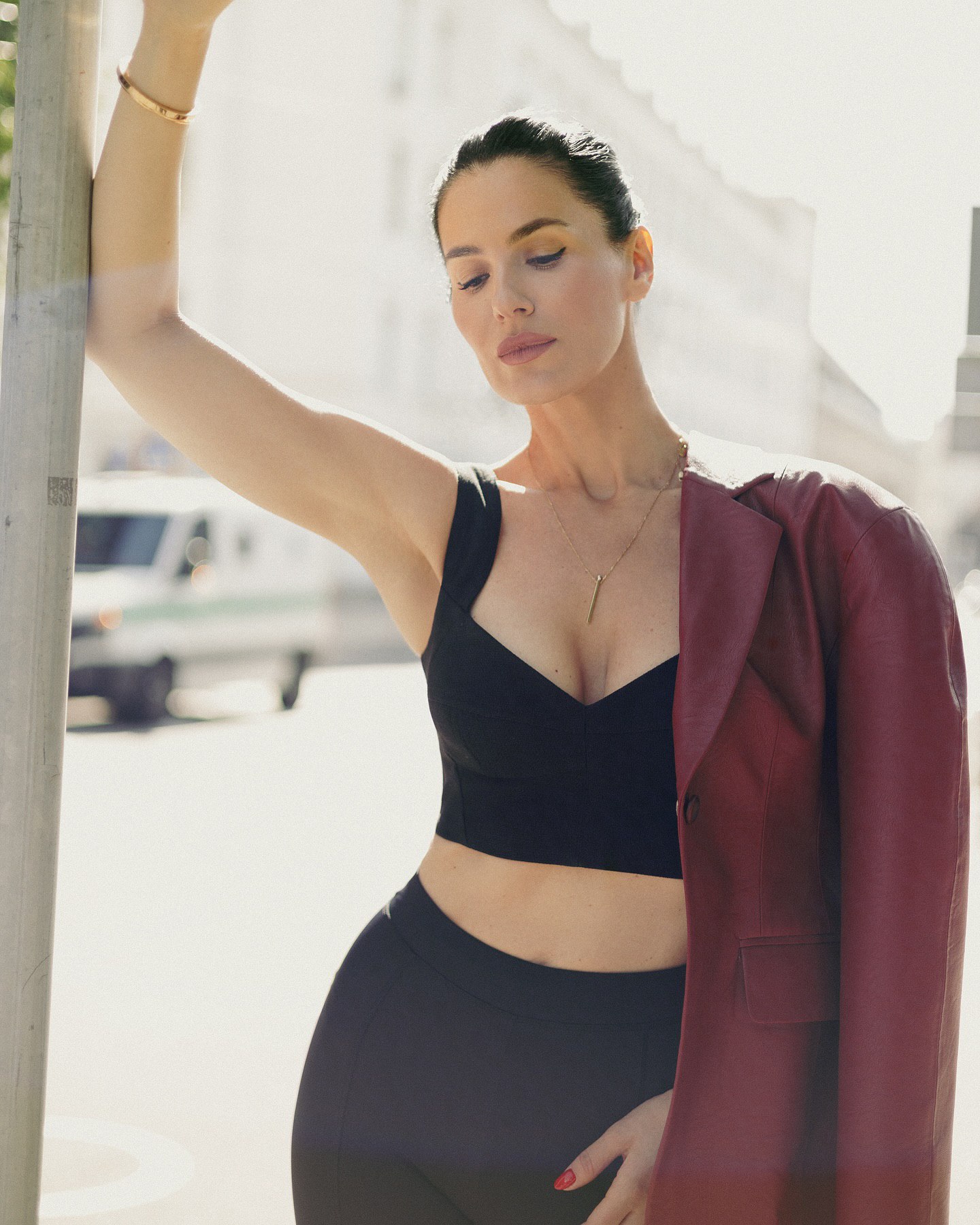 Ефросинина в обтягивающих легинсах и топе похвасталась стройным животиком