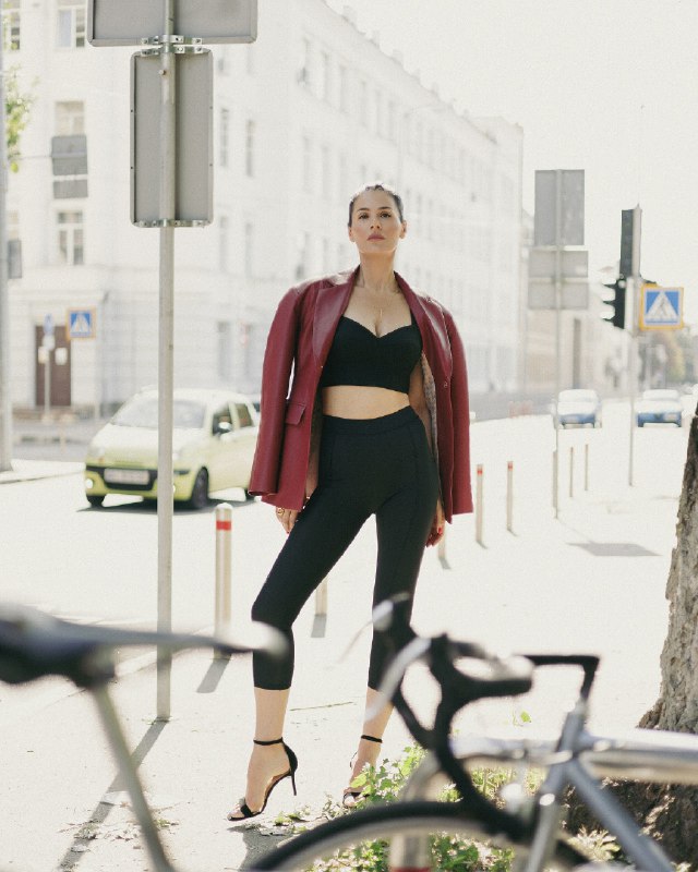 Ефросинина в обтягивающих легинсах и топе похвасталась стройным животиком