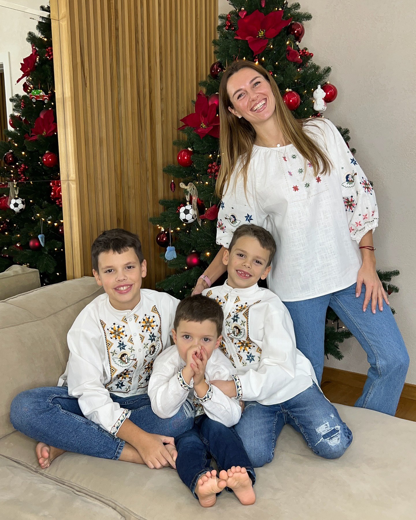 В чем встречать Новый год 2025: Джамала, бывшая Остапчука и жена Решетника показали образы с джинсами