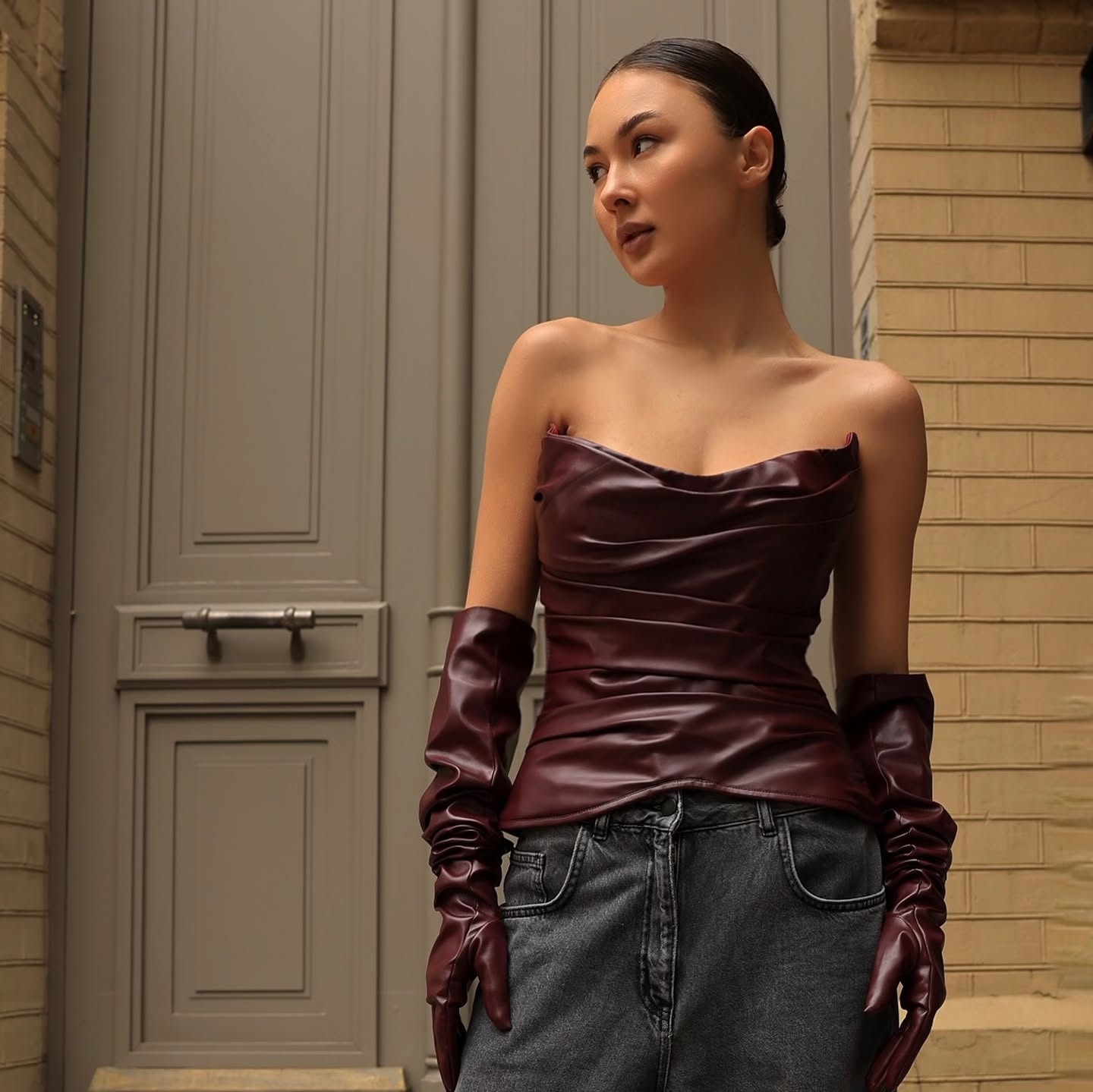 В чем встречать Новый год 2025: Джамала, бывшая Остапчука и жена Решетника показали образы с джинсами