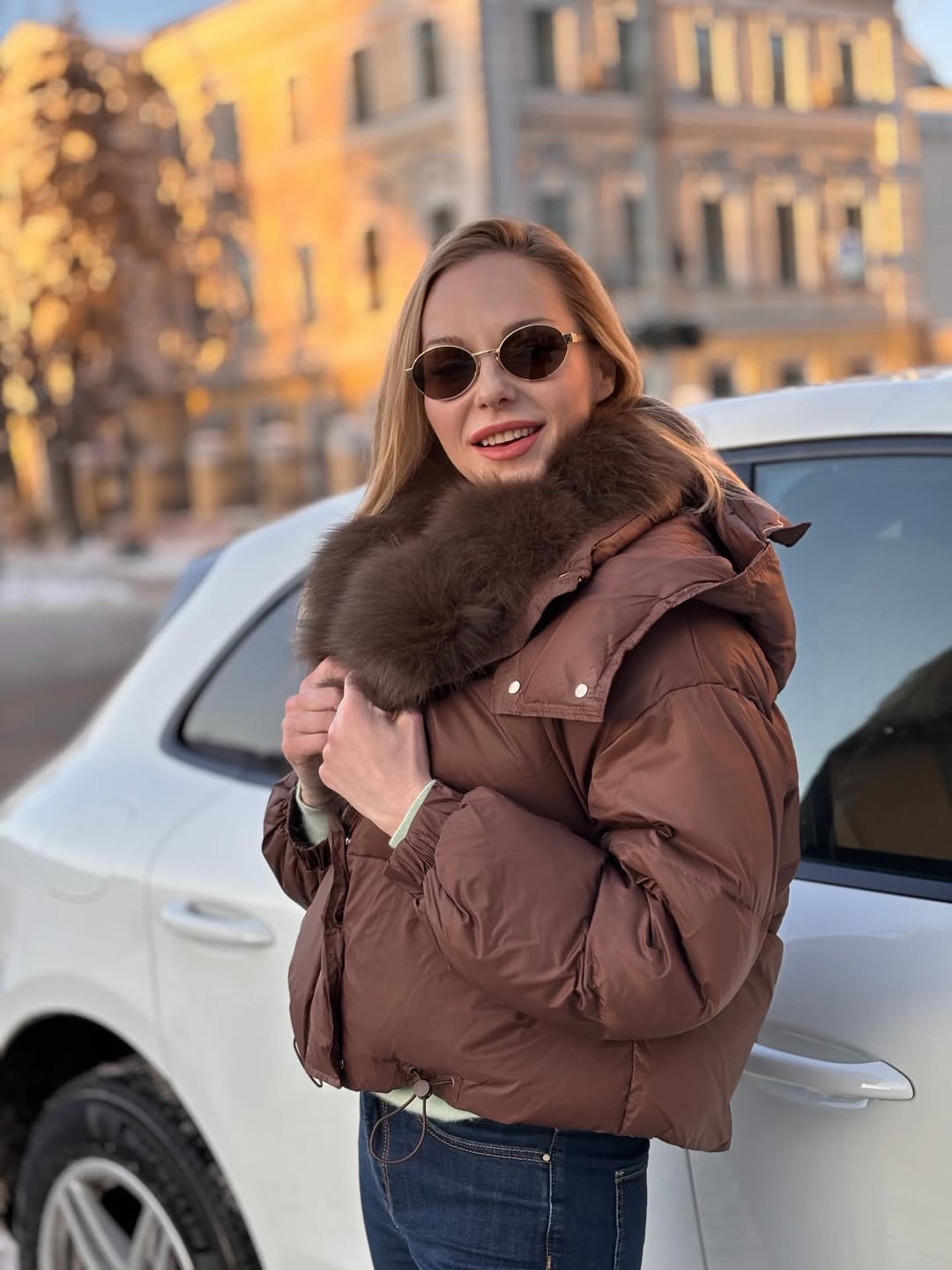 Деним, замша и куртка с меховым воротником: зимний "лук" Даши Трегубовой