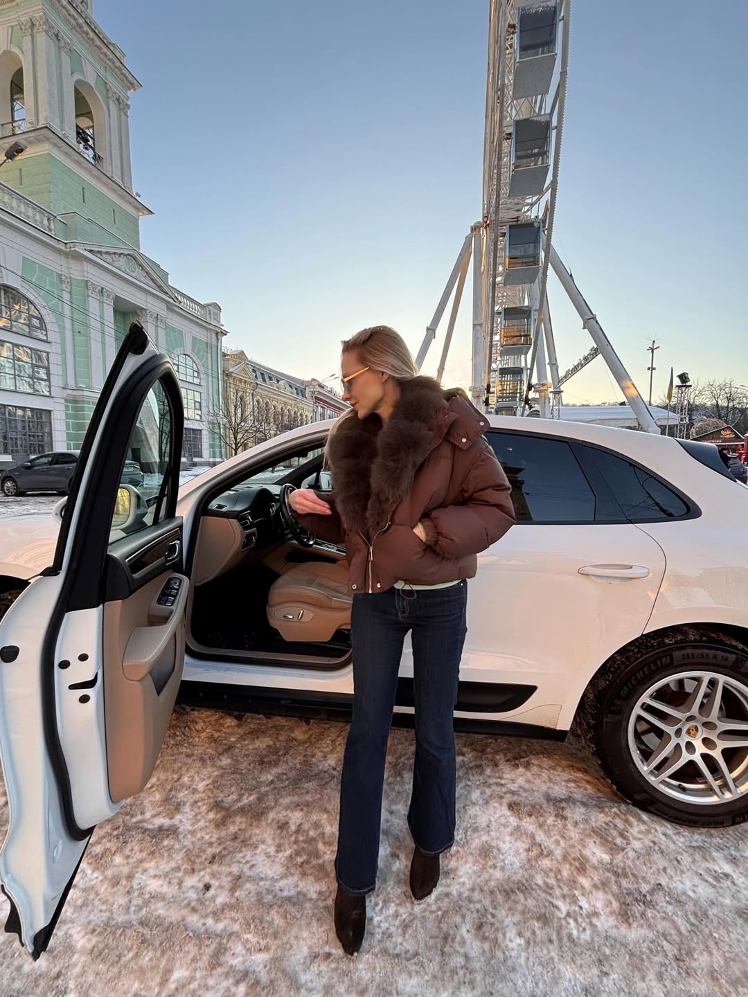 Деним, замша и куртка с меховым воротником: зимний "лук" Даши Трегубовой