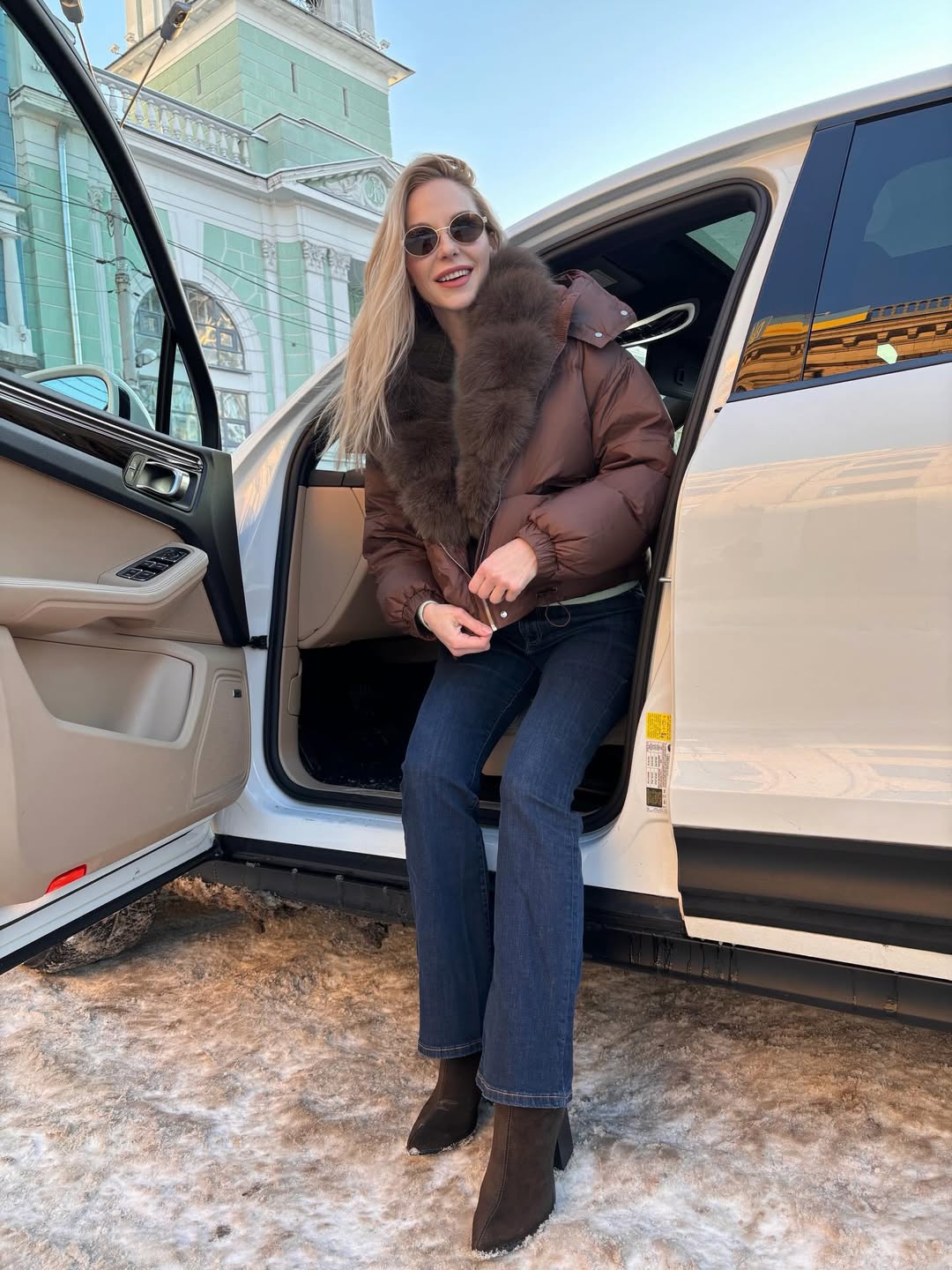 Деним, замша и куртка с меховым воротником: зимний "лук" Даши Трегубовой