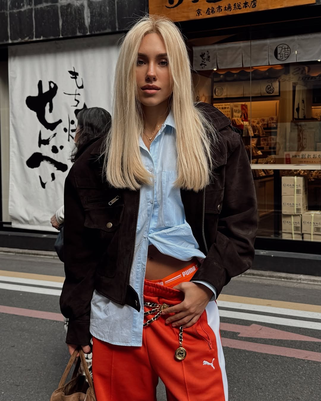 Как носить спортивные штаны весной 2025: пример от Даши Квитковой