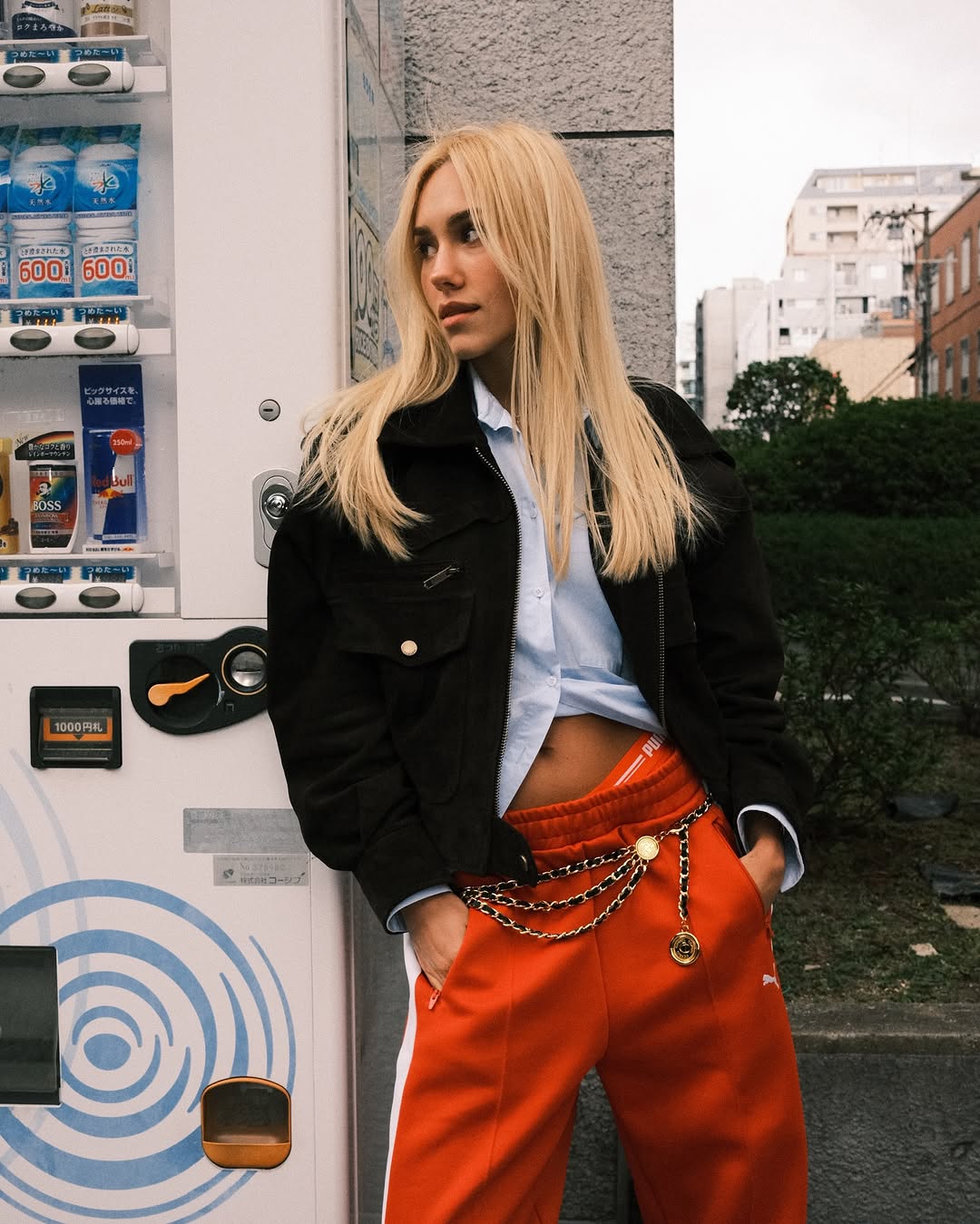 Как носить спортивные штаны весной 2025: пример от Даши Квитковой