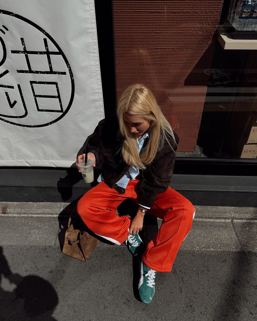 Как носить спортивные штаны весной 2025: пример от Даши Квитковой