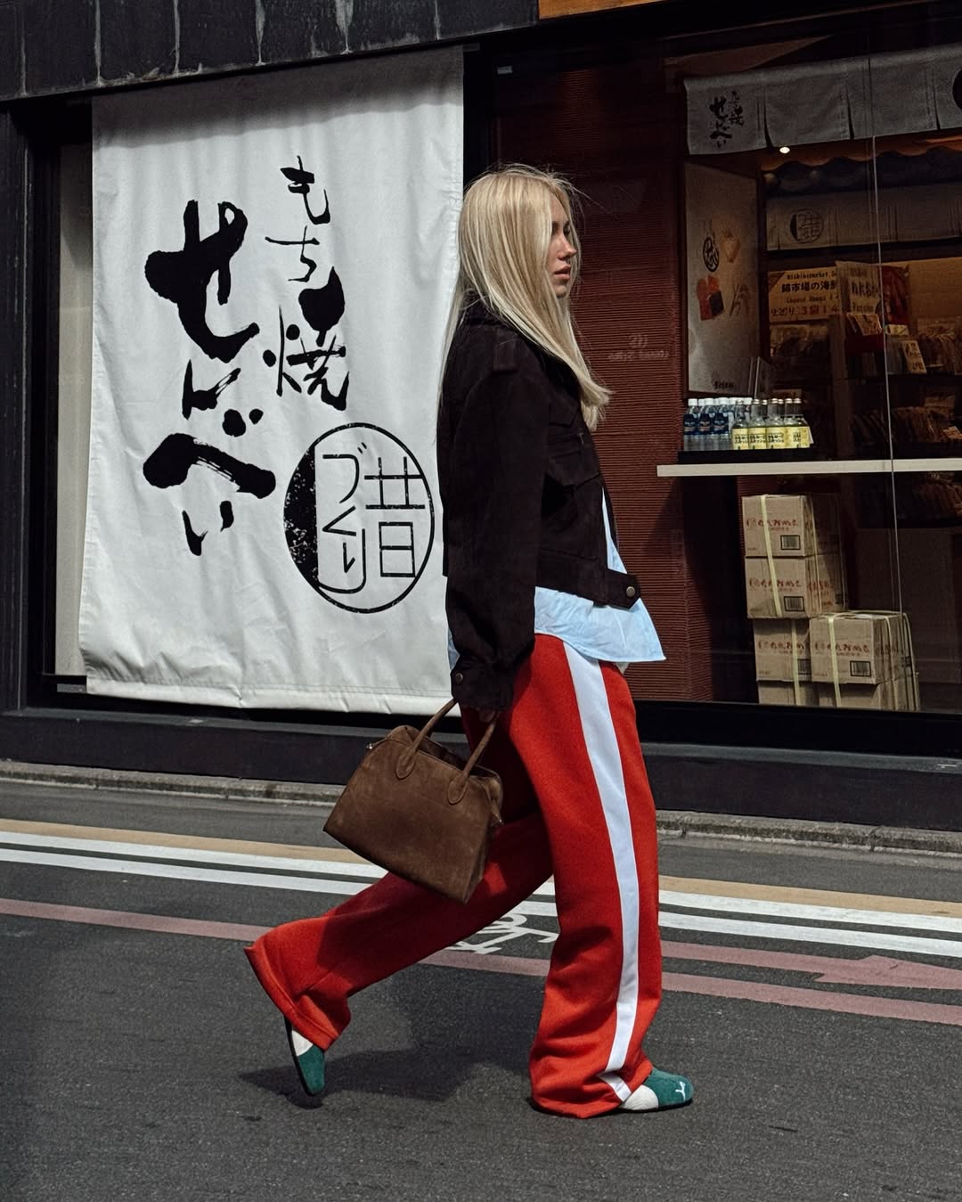 Как носить спортивные штаны весной 2025: пример от Даши Квитковой