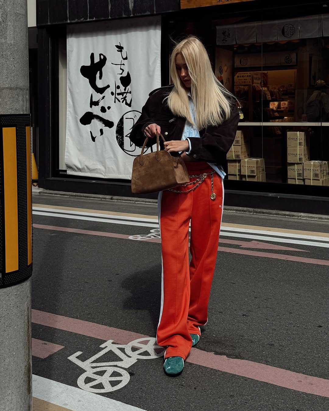 Как носить спортивные штаны весной 2025: пример от Даши Квитковой