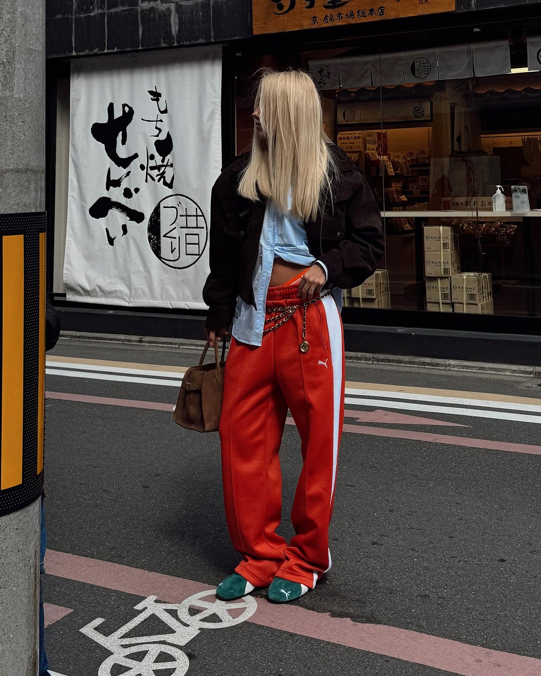 Как носить спортивные штаны весной 2025: пример от Даши Квитковой