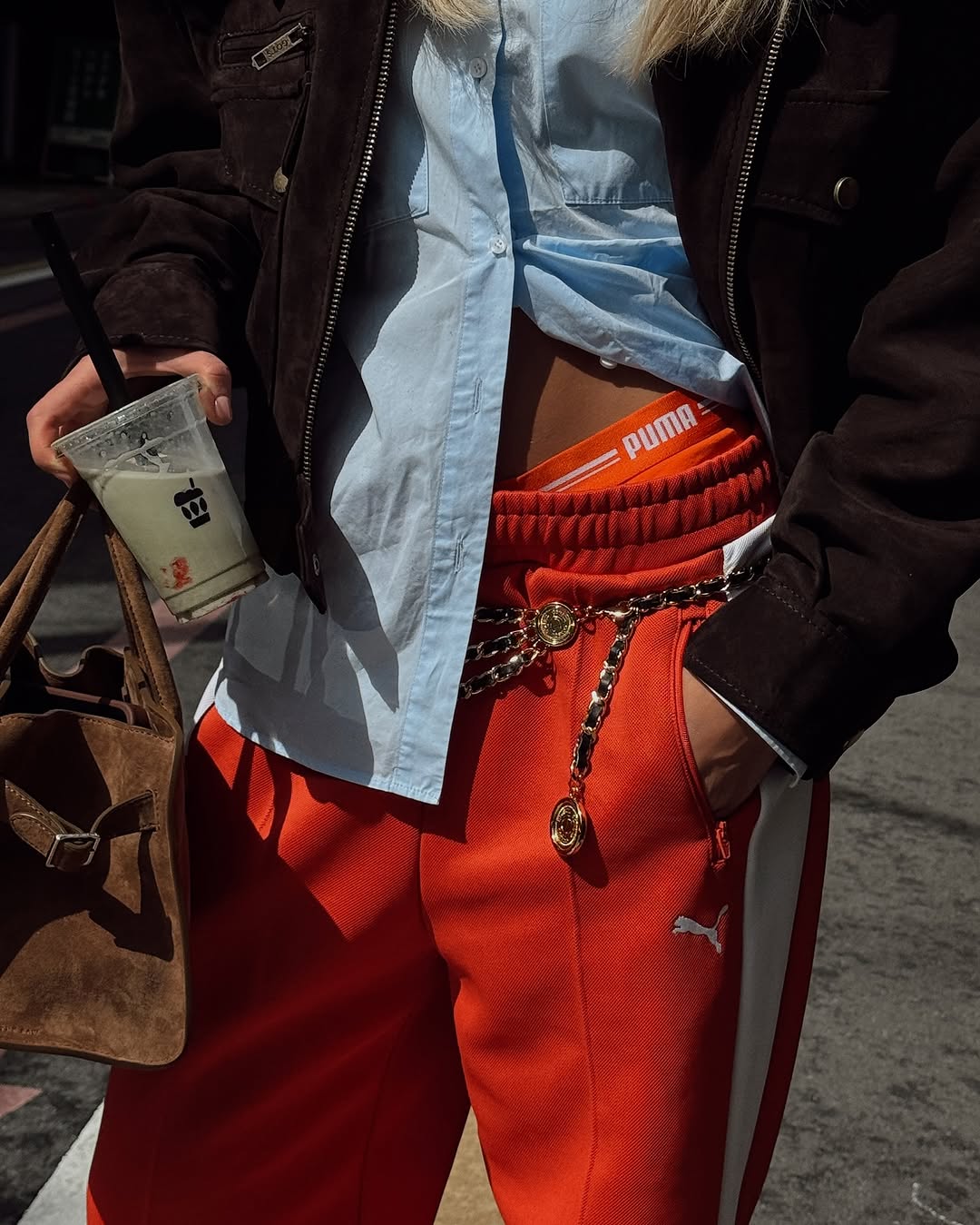 Как носить спортивные штаны весной 2025: пример от Даши Квитковой