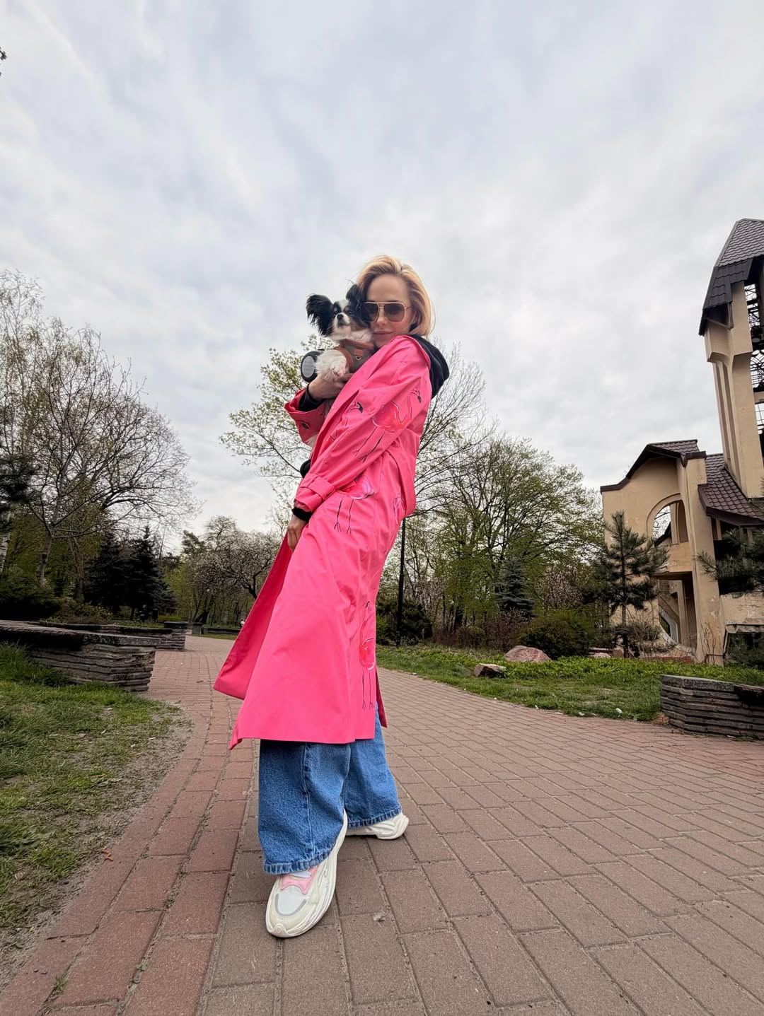 Яркий тренч - must-have на весну 2026: как его носит Даша Трегубова