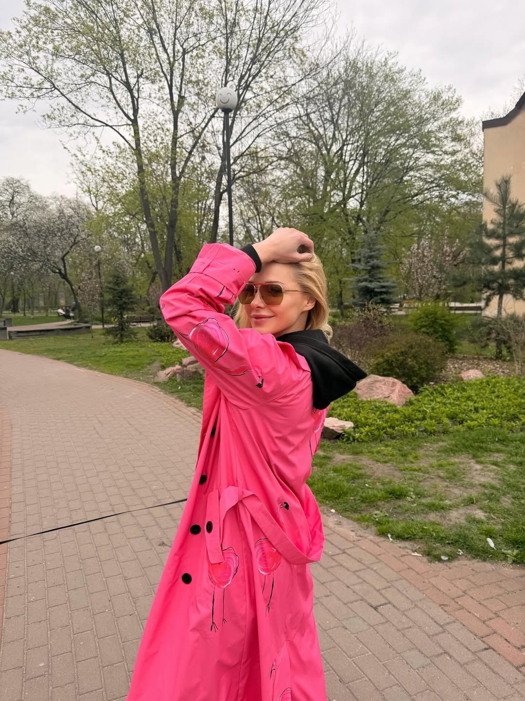 Яркий тренч - must-have на весну 2026: как его носит Даша Трегубова