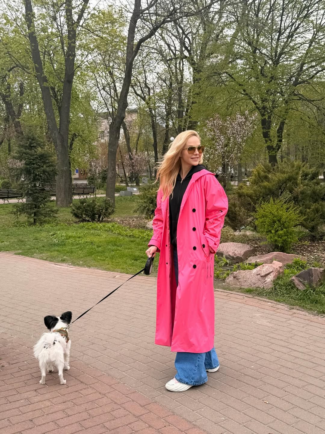 Яркий тренч - must-have на весну 2026: как его носит Даша Трегубова