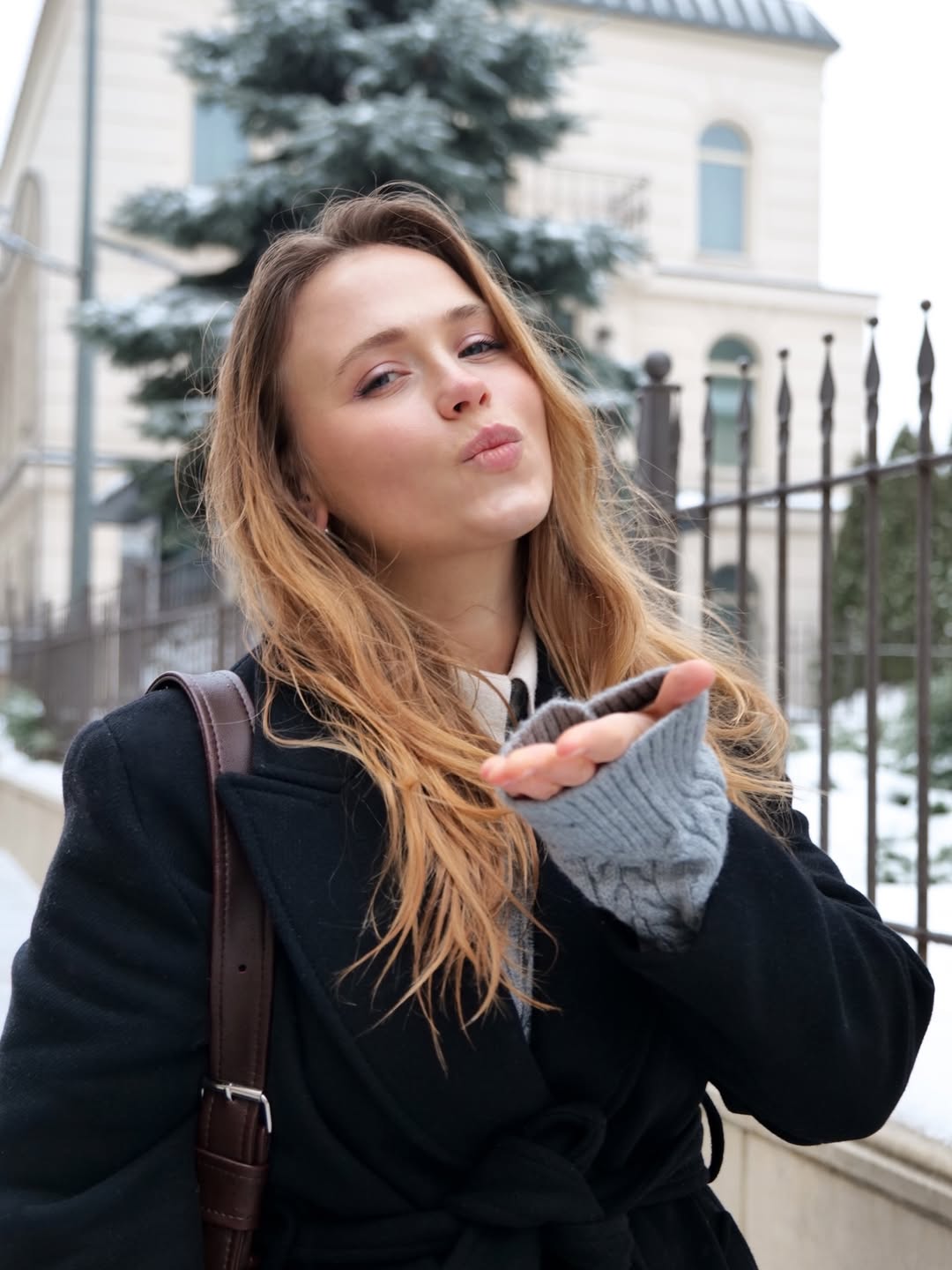 Анна Кошмал показала повседневный образ с пальто, который легко повторить