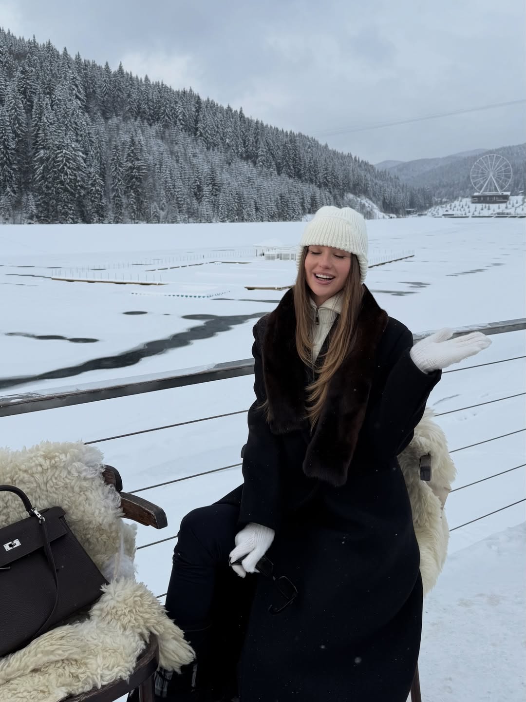 Шапка-ушанка и объемная меховая: бывшая Тищенко показала модные головные уборы