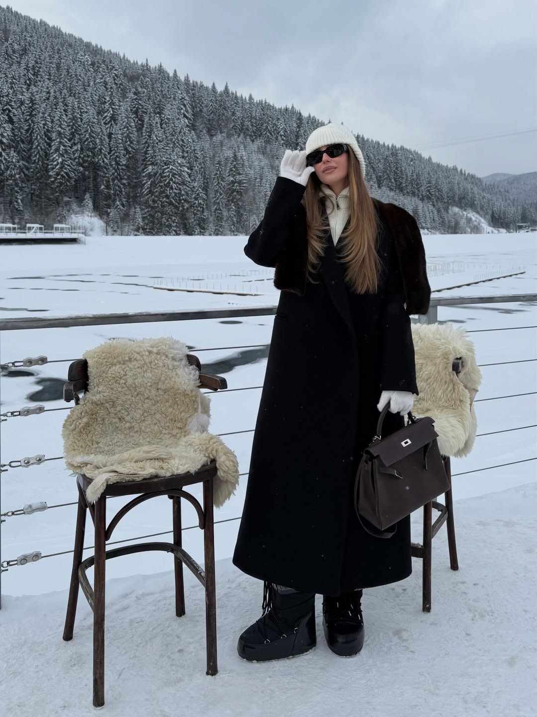 Шапка-ушанка и объемная меховая: бывшая Тищенко показала модные головные уборы