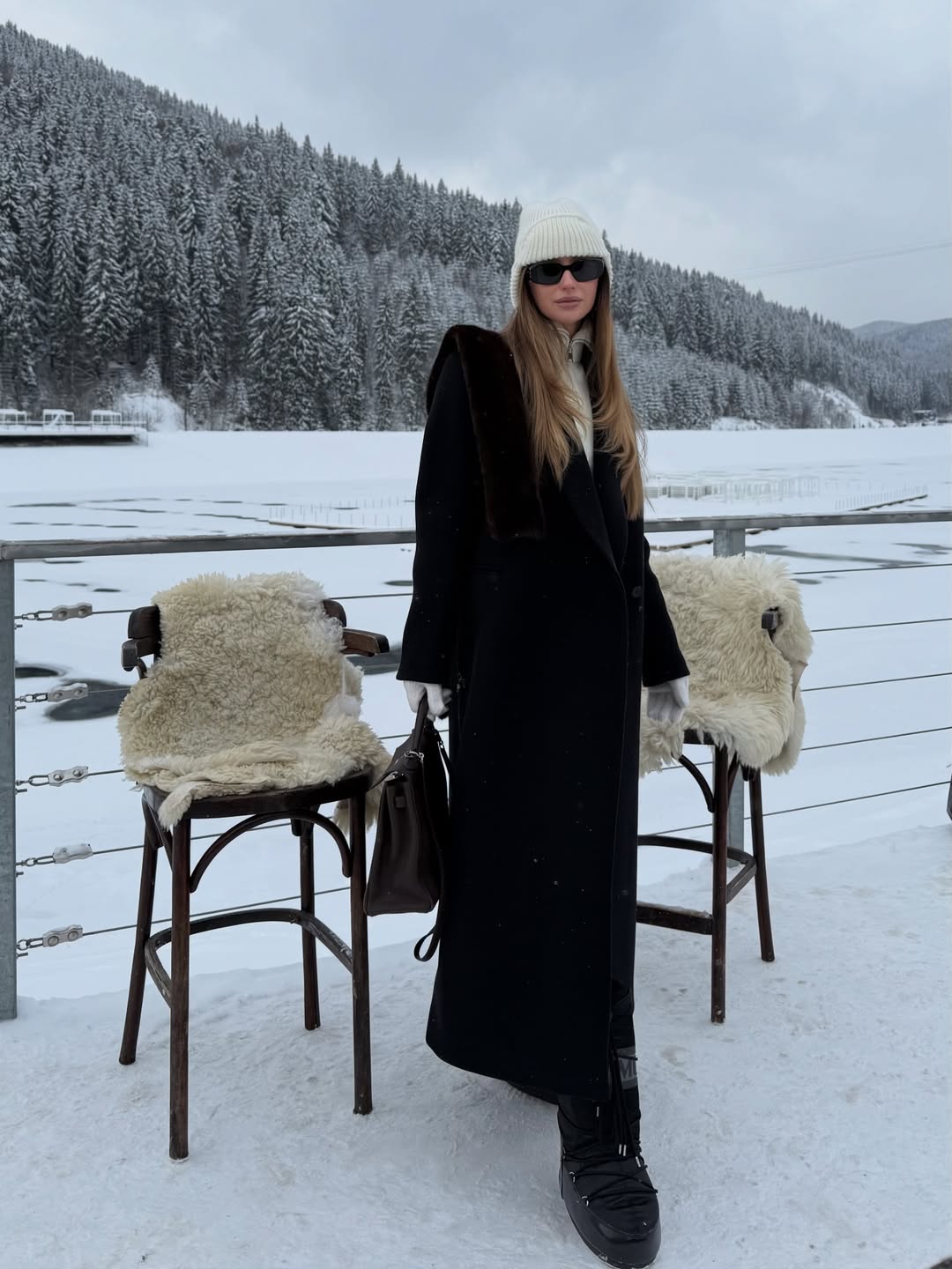 Шапка-ушанка и объемная меховая: бывшая Тищенко показала модные головные уборы