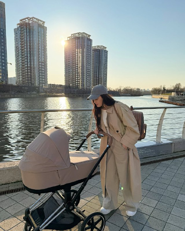 Наймодніший плащ на весну 2025: дружина Позитива показала стильний образ